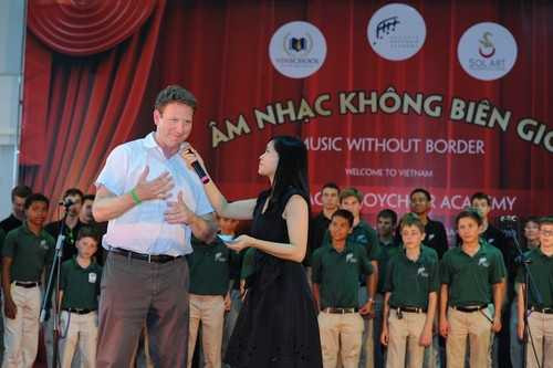 Đoàn hợp xướng giành giải Grammy giao lưu tại Vinschool