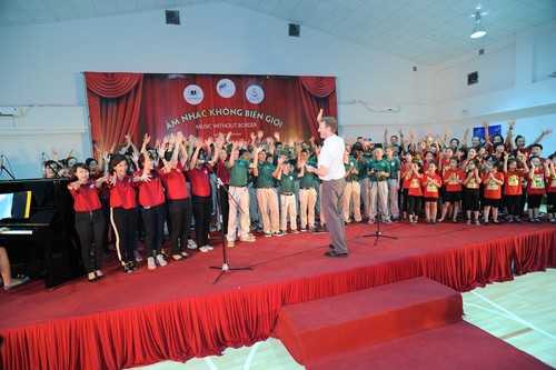 Đoàn hợp xướng giành giải Grammy giao lưu tại Vinschool