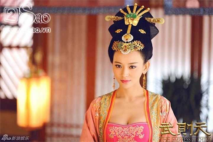 Thi Thi vào vai Vương hoàng hậu, Hoàng hậu của Lý Trị. 
