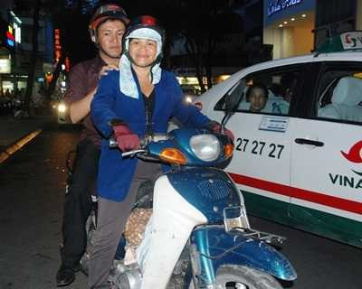 Mẹ làm xe ôm nuôi 4 con học đại học