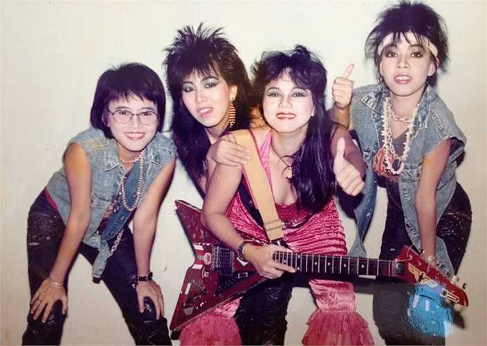 Ngược lại với phong cách thời trang đa dạng, Ngọc Ánh gần như trung thành tuyệt đối với mai tóc dài và gần như không thay đổi gì từ năm 1986 đến nay.