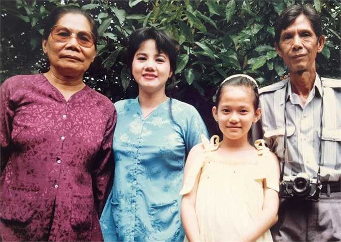 Cô hát được từ nhạc cách mạng, nhạc quê hương, cho đến nhạc nhạc trẻ và rock