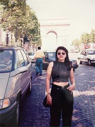 Trang phục biểu diễn cô mặc phần lớn đều do cô tự nghĩ ra rồi đi may. 