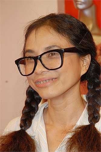 Nhắc tới những tạo hình xấu xí nhất của các diễn viên Việt, không thể không kể tới nhân vật Huyền Diệu trong bộ phim Cô gái xấu xí của diễn viên Ngọc Hiệp. Mái tóc xoăn xù, nẹp răng, cặp kính to đùng, làn da nhợt nhạt và trang phục quê kiểng, lỗi thời của Huyền Diệu khiến khán giả hoàn toàn không thể nhận ra NSƯT Ngọc Hiệp với nhan sắc được xếp vào hàng mỹ nhân.