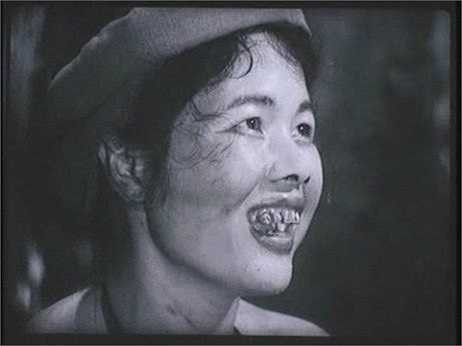 Một trong những yếu tố giúp Thị Nở trở thành vai diễn để đời của NSƯT Đức Lưu chính là tạo hình nhân vật. Để có một Thị Nở khuôn mặt xấu xí, nghệ sĩ Đức Lưu đã được đạo diễn Phạm Văn Khoa đã đưa đến bệnh viện Việt Đức để 'thửa' riêng một bộ răng đen hạt nhót. Mũi phải đắp cao su rồi bôi phẩm đỏ ở đầu mũi, hai bên má ngậm bông băng sao cho bề ngang rộng hơn chiều cao của khuôn mặt. (Theo Zing) 