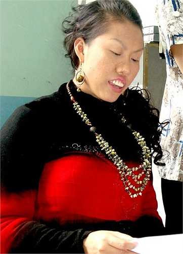 Phi Thanh Vân cũng từng khiến khán giả choáng váng, giật mình khi hóa thân thành nhân vật nữ bác sĩ xấu xí trong bộ phim Thẩm mỹ viện. 'Người đẹp dao kéo' từng tiết lộ, cô phải dùng keo, bột thẩm mỹ đắp ngoài mũi thật và đến bác sĩ nha khoa để 'đặt hàng' một hàm răng hô cho nhân vật của mình. Chưa hết, Thị Nở thời hiện đại còn sở hữu làn da đầy mụn, kiểu tóc và gu thời trang thảm họa.