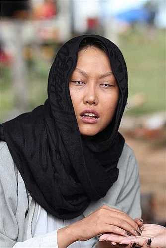 Tạo hình lấy từ hình tượng nhà tiên tri mù Vanga của Phi Thanh Vân trong một bộ phim truyền hình cũng khiến người xem giật mình. Đôi mắt được hóa trang ghê sợ khi tròng mắt chỉ là hai điểm đen tĩnh với toàn lòng trắng, khuôn mặt nhợt nhạt, bộ móng tay thâm đen.