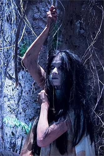 Để có gương mặt rùng rợn, đúng 'chất' ma, Trang Trần mất 4 tiếng mỗi ngày để hóa trang.