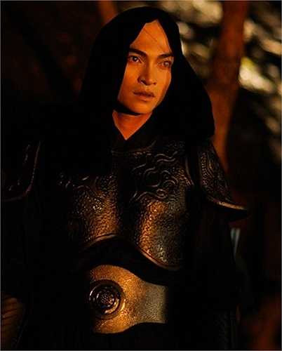 Bộ phim cổ trang Thiên mệnh anh hùng được đầu tư lớn có sự tham gia của nam diễn viên trẻ Khương Ngọc trong vai Trần tướng quân. Nhân vật này có tạo hình đáng sợ: đầu trọc, một bên mắt bị hỏng, gương mặt lạnh như băng.