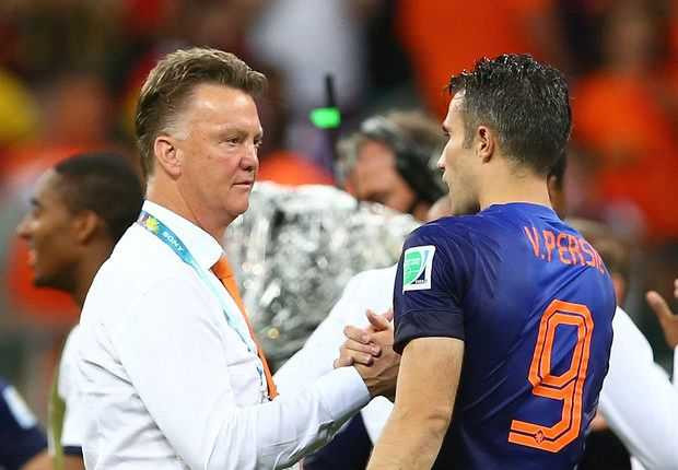 Nếu trao chiếc băng bội trưởng cho Van Persie, Van Gaal sẽ gặp phải những vấn đề rất lớn về 'thiên vị học trò cưng'