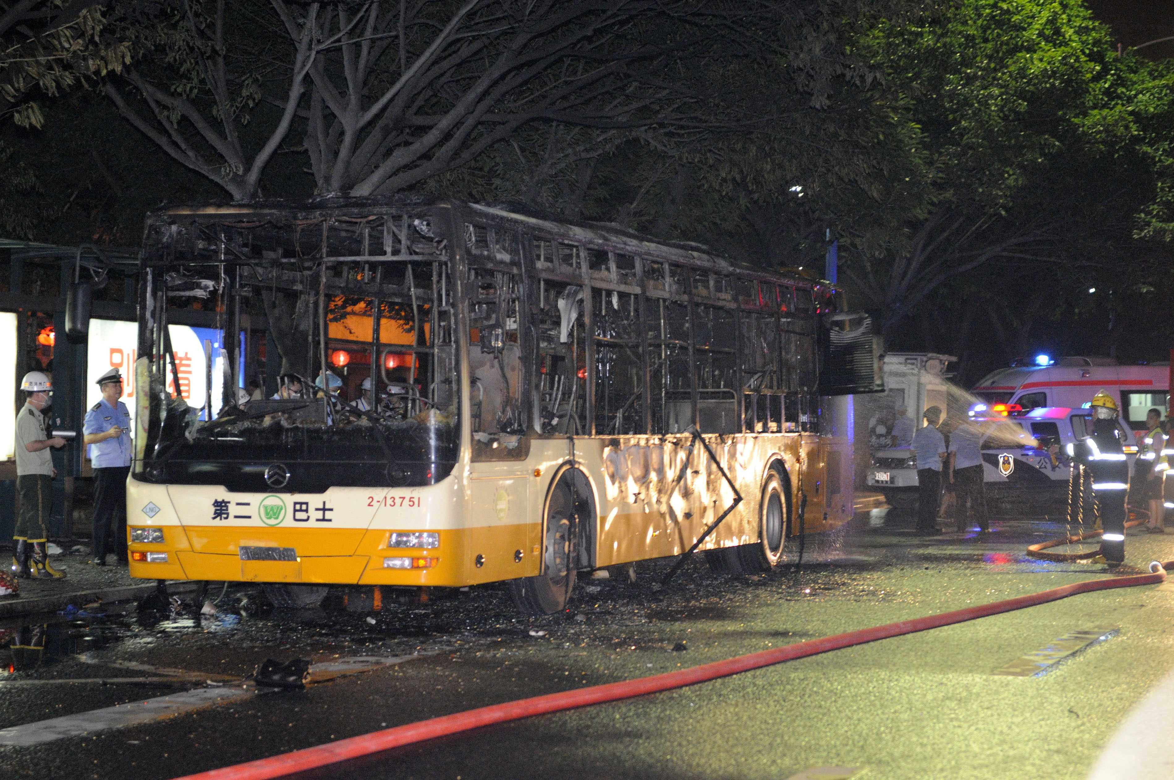 Xe bus Trung Quốc nổ tan tác, hàng chục người thương vong