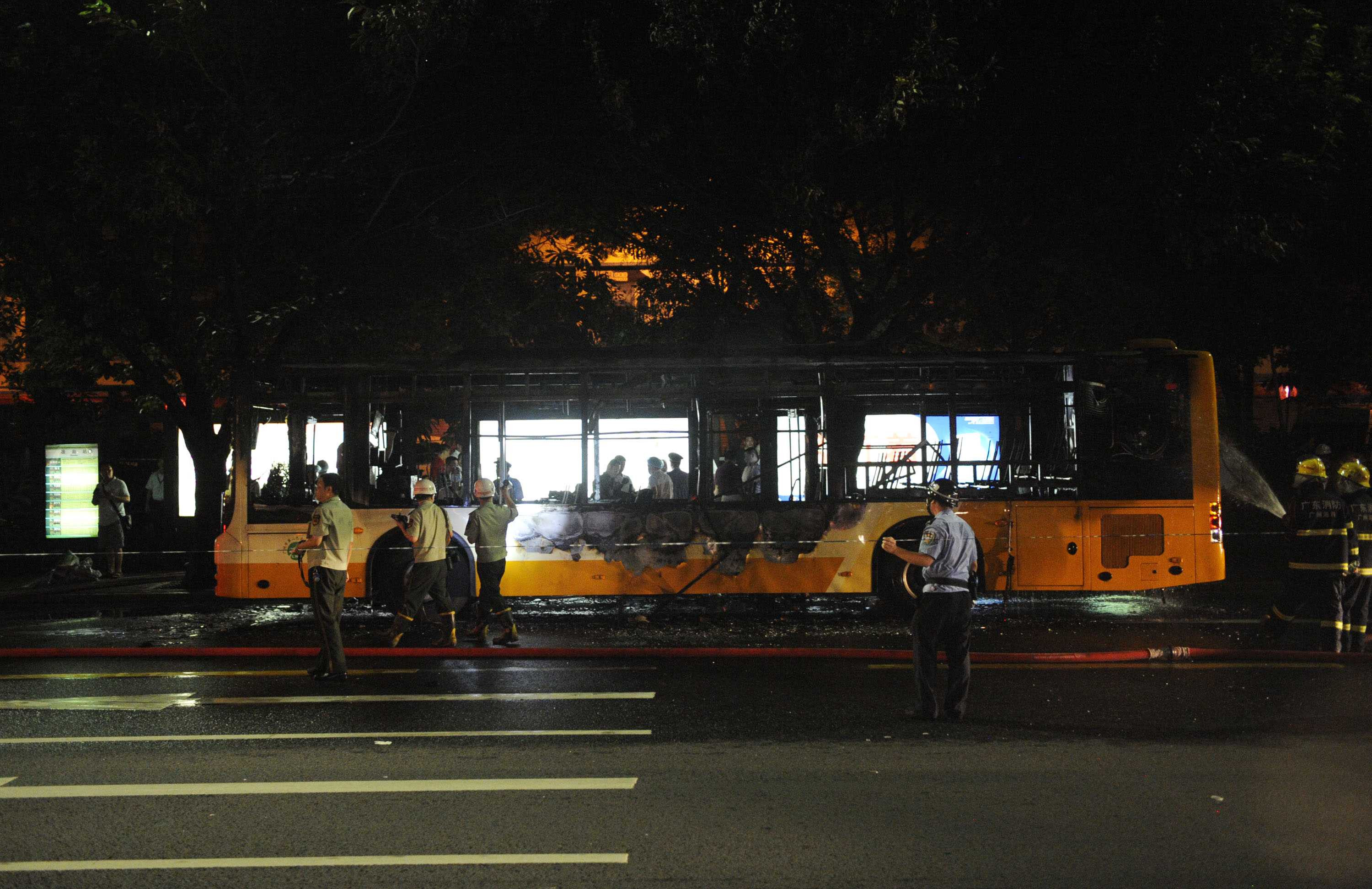 Xe bus Trung Quốc nổ tan tác, hàng chục người thương vong