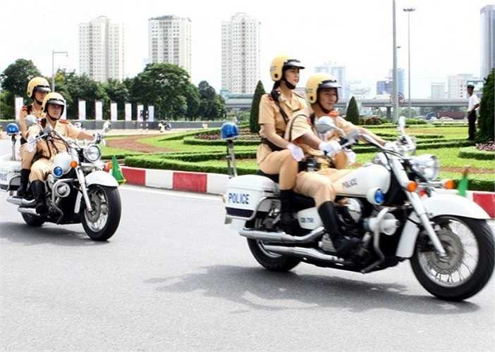 'Nhận thức rõ vai trò nhiệm vụ của mình nên cán bộ chiến sỹ đội CSGT dẫn đoàn luôn có tư thế tác phong trang phục gọn gàng, sẵn sàng lên đường khi bất cứ lúc nào có nhiệm vụ. Rất nhiều lần các cán bộ chiến sỹ phải ăn cơn trưa lúc 15h và ăn tối lúc 22, đó cũng là sự vất vả của lực lượng CSGT tuần tra dẫn đoàn', Thiếu tá Hải chia sẻ.