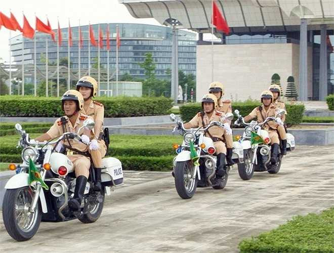 Cũng theo Thiếu tá Hải, vì chỉ có 10 nữ cảnh sát trong đơn vị nên ngoài công việc chuyên môn văn phòng, tiếp dân, xử lý vi phạm giao thông, các cán bộ, chiến sỹ nữ CSGT trong đơn vị thường xuyên phải tham gia công tác dẫn đoàn. Họ được anh em trong đơn vị gọi là những nữ cảnh sát giao thông đảm việc nước giỏi việc nhà.