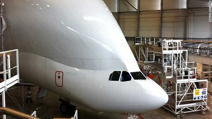 Điểm nhấn của những chiếc Beluga là phần đầu máy bay cong lên, giúp nó dễ dàng chất các loại hàng hóa cồng kềnh như thân một chiếc máy bay khác. Nắp khoang chứa hàng có thể mở lên, giúp tăng tính cơ động của chiếc máy bay. Ảnh: CNN