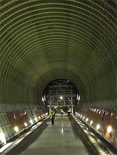 Bên trong khoang chứa hàng của một chiếc Beluga. Đường kính 7,1 m giúp nó chứa được các loại hàng hóa cồng kềnh. Lợi thế của Beluga không nằm ở trọng lượng hàng hóa mà chính là kích thước của chúng. Những loại hàng hóa quá khổ dễ dàng nằm gọn trong thân của Beluga. Ảnh: CNN