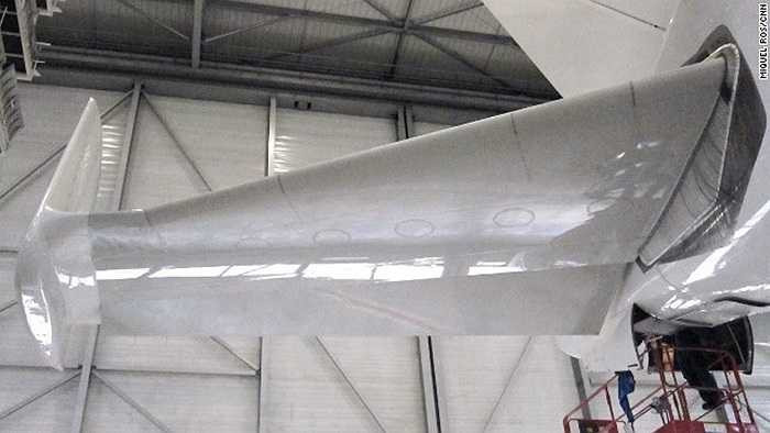 Do các nhà máy của Airbus nằm cách rất xa nhau nên ông lớn trong ngành công nghiệp hàng không này cần những chiếc Beluga để đưa từng phần thân máy bay tới khu vực lắp ráp. Do hình dạng kỳ dị nên những chiếc Beluga có phần cánh đuôi đặc biệt, giúp máy bay cân bằng trên không trung. Ảnh: CNN