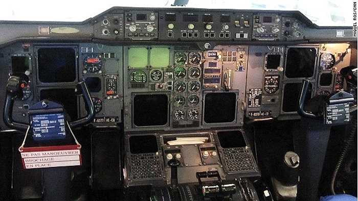 Màn hình, đồng hồ và các nút bấm trong khoang lái một chiếc Beluga. Dù kích thước cồng kềnh nhưng những máy bay loại này chỉ có 2 phi công điều khiển. Khả năng tự động hóa của máy bay giúp việc điều khiển nó trở nên dễ dàng hơn. Ảnh: CNN