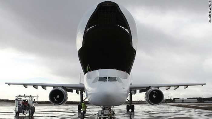 Phần nóc máy bay mở lên trên trong quá trình chất hàng hóa. Khi những chiếc Beluga được chuyển đổi từ máy bay chở khách A300-600, buồng lái bị hạ thấp xuống. Phần nóc máy bay bị biến đổi để nó phình rộng hơn, giúp chất những loại hàng hóa lớn. Ảnh: CNN