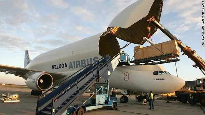 Năm 2006, một chiếc Beluga đã chuyển bức tượng Pharaoh Ptolemaic bằng đá granit cao 5 mét từ Berlin, Đức tới Paris, Pháp. Những đơn vị chịu trách nhiệm vận chuyển cho biết, Beluga là máy bay duy nhất có khả năng chở được bức tượng này. Những máy bay khác quá hẹp so với nó. Ảnh: Getty