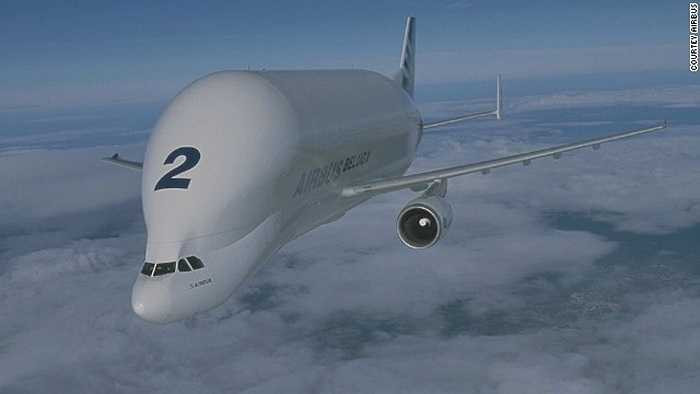 Tuy cồng kềnh nhưng các máy bay vận tải của Airbus có khả năng di chuyển với vận tốc Mach 0.82, tương đương 1.000 km/h. Nếu chuyên chở 40 tấn hàng hóa, phạm vi hoạt động của Beluga đạt 2.779 km. Tuy nhiên, khoảng cách này sẽ tăng lên 4.632 km nếu chúng chỉ chở 26 tấn hàng. Ảnh: CNN