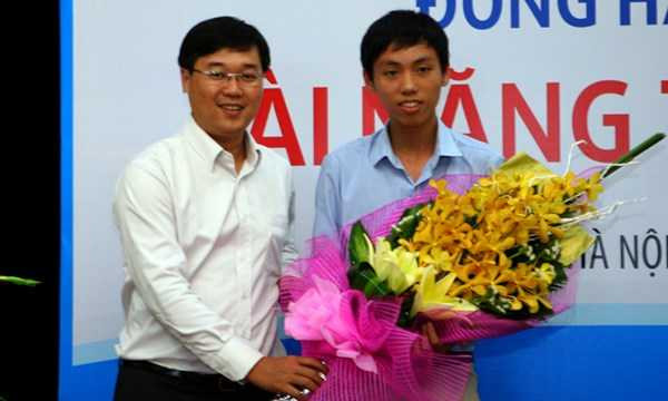 Anh Lê Quốc Phong tặng hoa và học bổng cho em Nguyễn Thế Hoàn.