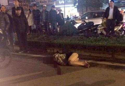 Nữ sinh nằm bất động, máu chảy ra từ đầu