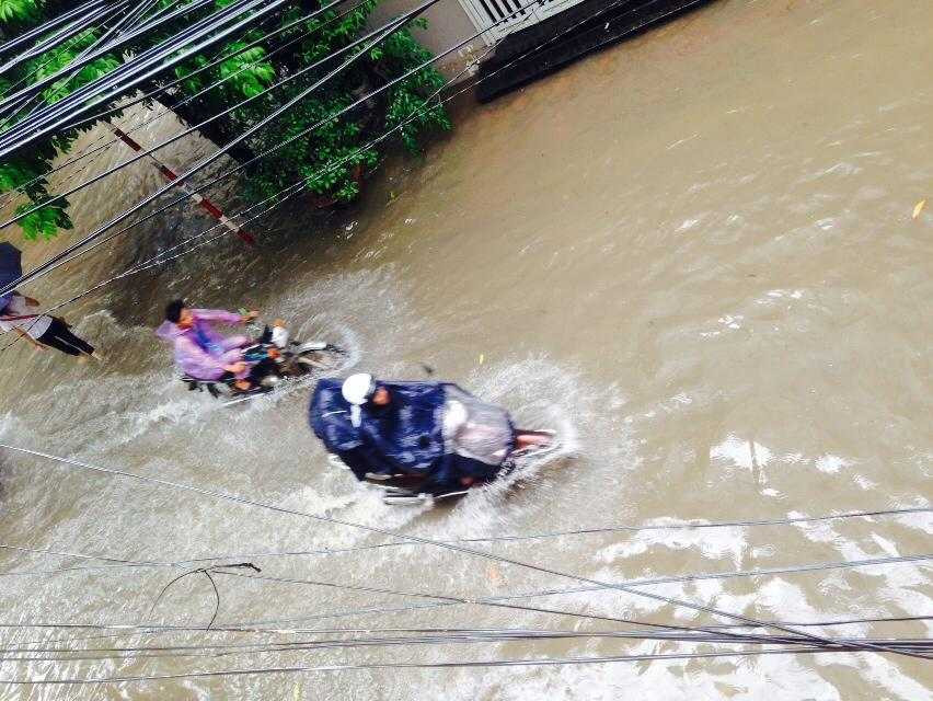 Hà Nội: Mưa lớn kéo dài, xe máy lại ‘bơi’ trên phố