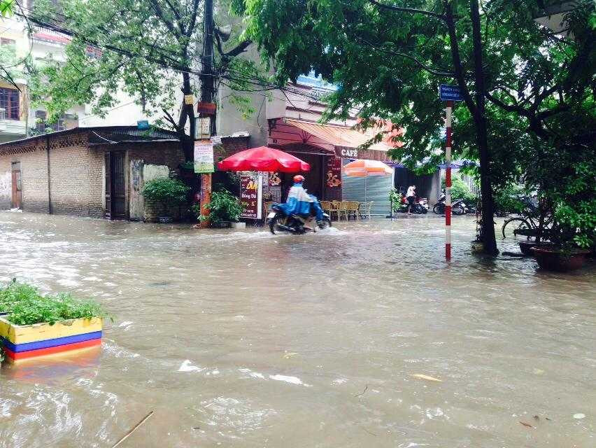Hà Nội: Mưa lớn kéo dài, xe máy lại ‘bơi’ trên phố