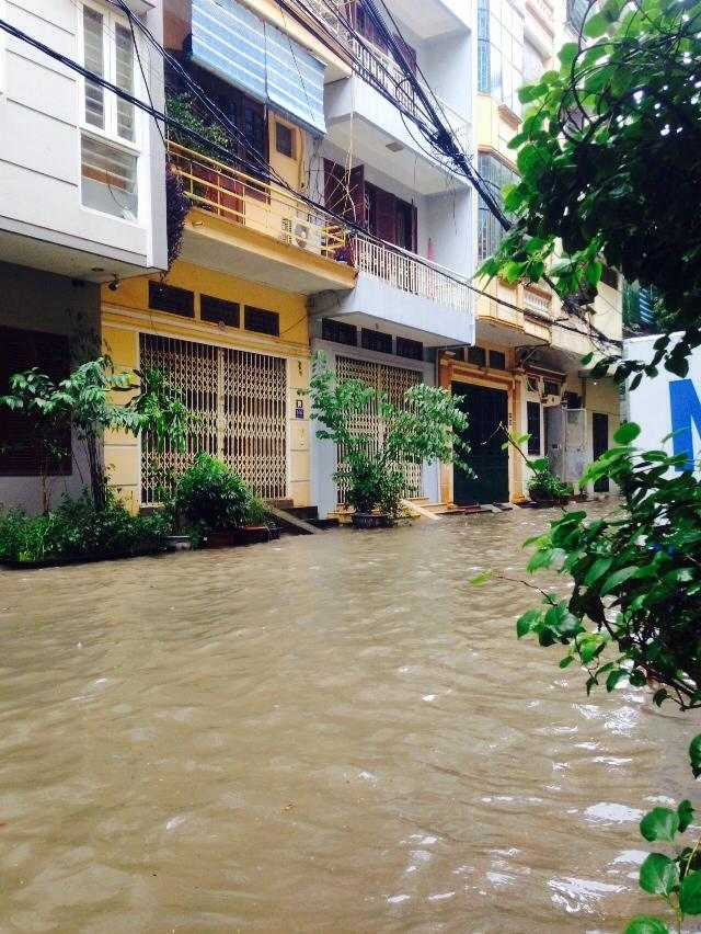 Hà Nội: Mưa lớn kéo dài, xe máy lại ‘bơi’ trên phố