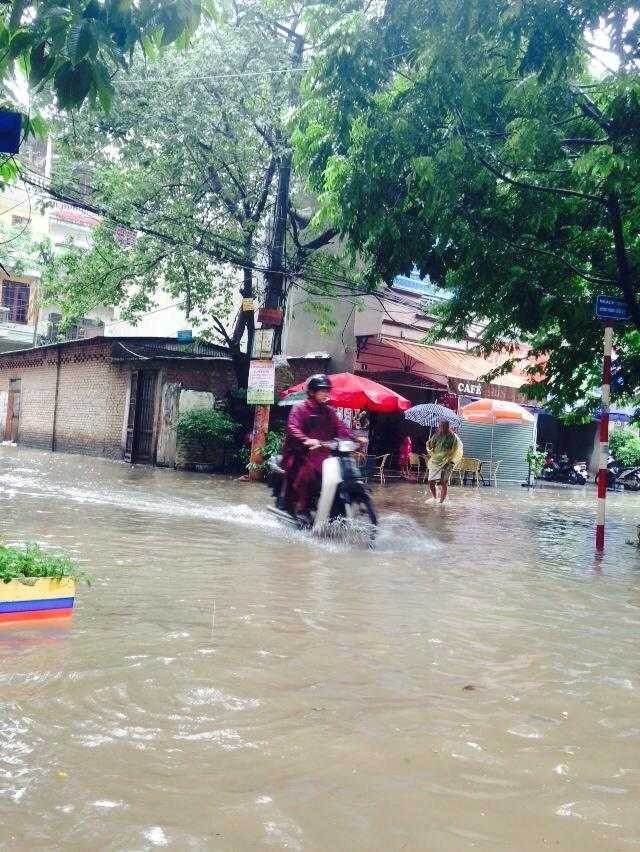Hà Nội: Mưa lớn kéo dài, xe máy lại ‘bơi’ trên phố