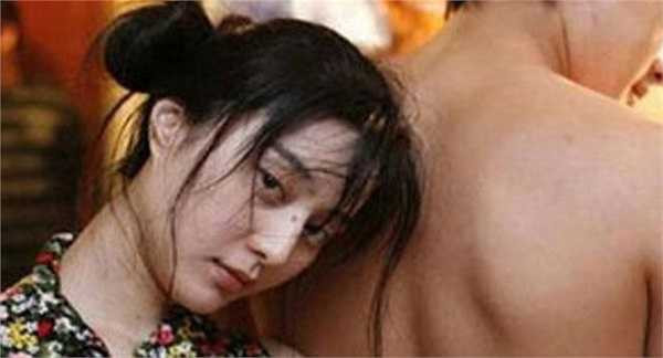 Cũng trong phim Quả táo, Phạm Băng Băng thể hiện nhiệt độ cao của mình khi xuất hiện cùng Đồng Đại Vỹ với nhiều cảnh giường chiếu, nóng đến đổ mồ hôi.