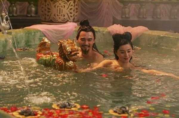 Mặc dù là phim truyền hình nhưng Phạm Băng Băng đã diễn một cảnh khiêu khích dưới hồ nước cùng Triệu Văn Tuyên trong phim Đại Đường phù dung viên. Cảnh này đã bị cắt khi lên sóng.