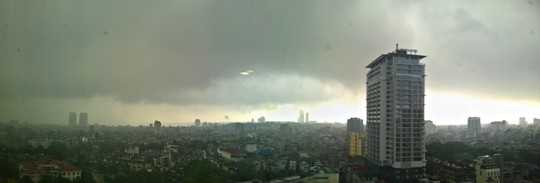 Quầng sáng như đĩa bay trên bầu trời Hà Nội