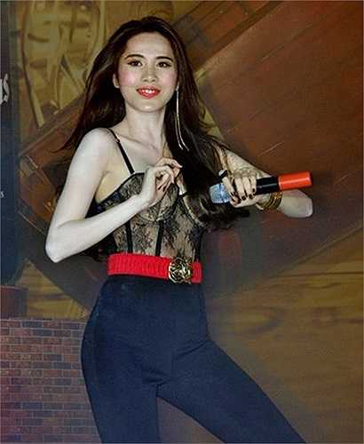 .. Và cả khi biểu diễn, Thủy Tiên cũng rất yêu thích những thiết kế hai dây gọn gàng, sexy và an toàn. (Theo Khám phá)