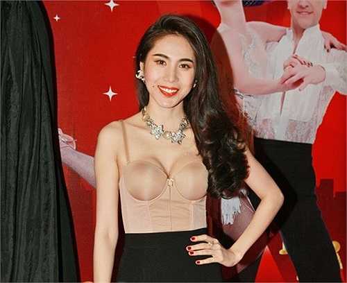 Không thể hiện trực diện như đầm cúp ngực hoặc váy cổ V sâu hun hút, thiết kế hai dây 'ngoan hiền' và khá kín đáo. Chúng thường được cắt may ôm khít và trùm kín lên vòng 1 của Thủy Tiên. Nhờ đó, trong mọi hoạt động, chiếc áo luôn mềm mại khiến cơ thể các người đẹp được thả lỏng rất quyến rũ mà hết sức an toàn.