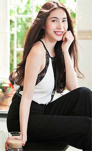 Thủy Tiên xinh đẹp trong chiếc áo hai dây biến thể từ chiếc yếm thanh lịch và thời thượng.
