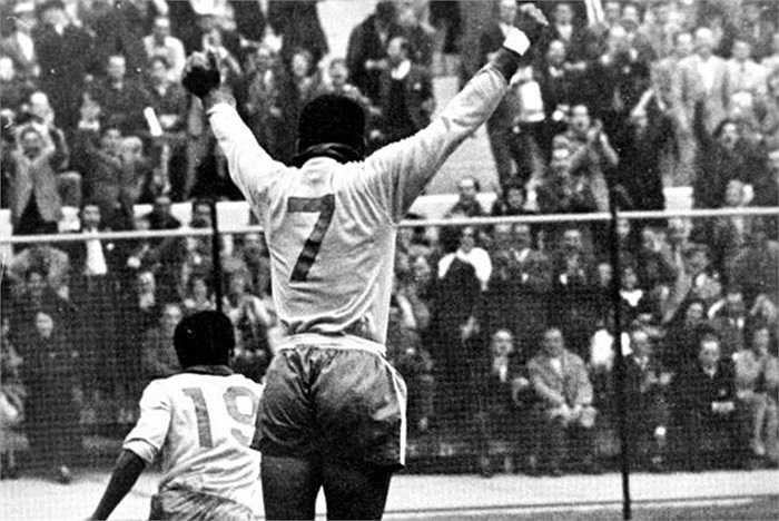 6 cầu thủ gồm Florian Albert, Valentin Ivanov, Drazan Jerkovic, Leonel Sanchez, Garrincha và Vava ở World Cup 1962. Mỗi người ghi được 4 bàn