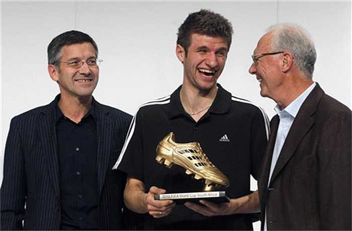 Thomas Muller ở World Cup 2010. Anh có cùng số bàn thắng với Diego Forlan và Wesley Sneijder (5 pha lập công) nhưng giật giải vì có nhiều đường kiến tạo hơn