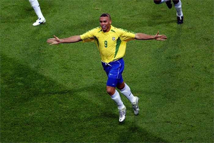 Phong độ hủy diệt của Người ngoài hành tinh Ronaldo (ghi 8 bàn) giúp Brazil đăng quang tại World Cup 2002