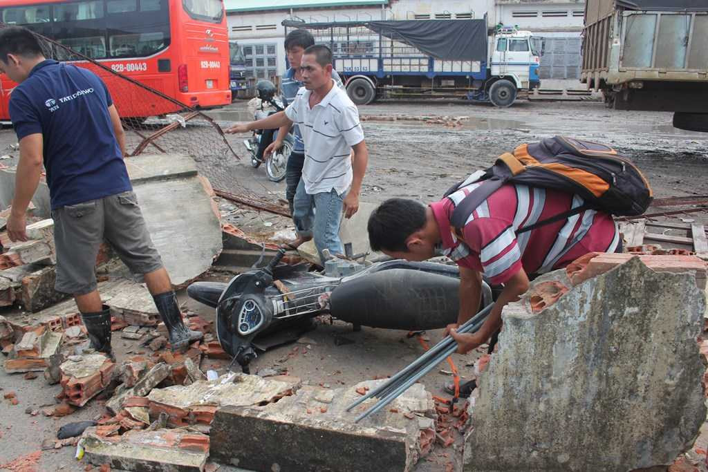 Xe khách ủi sập tường, nhiều người thoát chết gang tấc