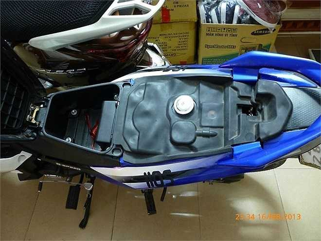 Một hộc để đồ nhỏ dưới yên, cấu trúc bình xăng và cốp xe cũng khá giống xe xịn