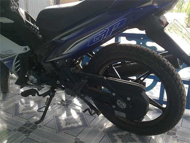 Tuy nhiên, nếu quan sát kỹ, các chi tiết trên xe được làm khá dại và thô. Xe cũng sử dụng côn tay 4 cấp số, hỗ trợ cả số 'mo' N. Tuy nhiên, động cơ có dung tích chỉ 100cc.