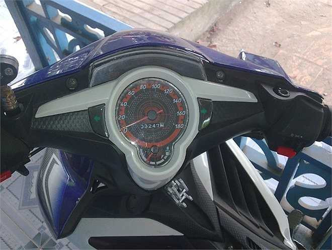 Cụm đồng hồ, mặt nạ và tay nắm, nút bấm đèn còi khá giống với Exciter GP thật.