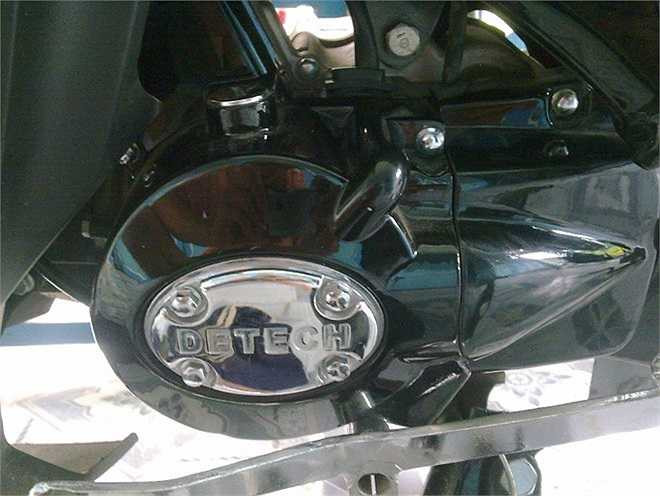 Lốc máy in chữ Detech - một công ty từng cho ra nhiều mẫu xe máy kiểu dáng tương tự các mẫu xe Honda và Yamaha đang bán ở Việt Nam. 
