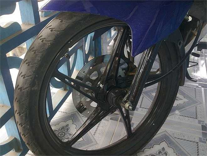 Bánh trước và sau vẫn được trang bị vành đúc, phanh đĩa như hàng 'chuẩn'. Hiện chiếc xe được rao bán trên trang rao vặt với mức giá 16 triệu đồng. Exciter GP chính hãng hiện có giá bán khoảng 40 triệu đồng.