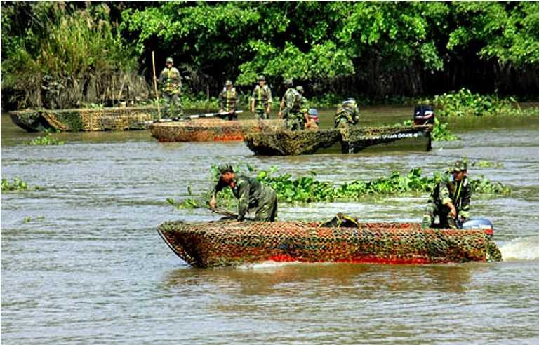 Lực lượng công binh Trung đoàn 550, Quân đoàn 4, đảm bảo ứng cứu khi có sự cố xảy ra trong diễn tập vượt sông. 