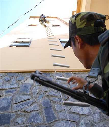 Tiểu đoàn 46 (Bộ Tham mưu - Quân đoàn 4) luyện tập chống khủng bố. 