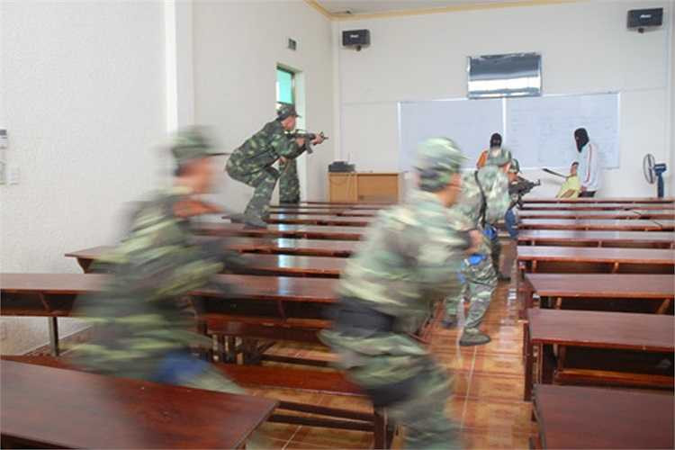 Huấn luyện chống khủng bố, giải thoát con tin. 