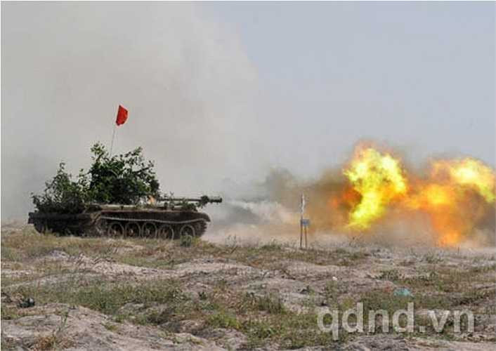 Xe tăng đơn vị H2 (Quân đoàn 4) hiệp đồng cùng bộ binh trong diễn tập. 